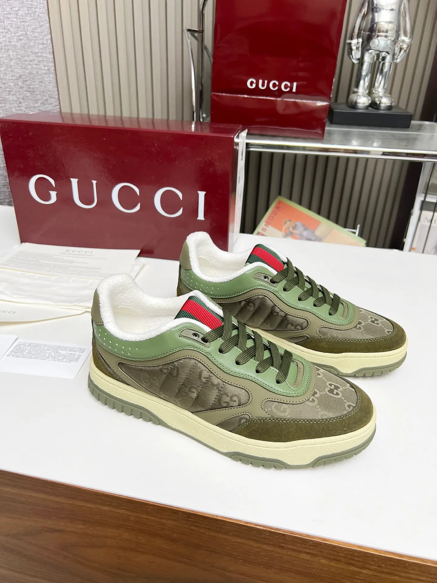 [G Home] P: 600💰 Couple size: Female 35-40. Male 39-44 (45 custom-made) 🆕2025.GUCC Gucci original order quality The latest popular high and low top aged couple sneakers series shipped original purchase development and production, this high and low top sneakers adopt a basketball-style silhouette design, cleverly integrated with hollow panels and distressed effects, showing unique ingenuity. The ingenuity incorporates brand logo details such as interlocking Double G styling accessories and Gucci lettering, a low-key tribute to the brand's design heritage. Exquisite packaging at the delivery counter 🛍📦 ▪️ Fabric: Original customized imported first-layer cowhide ▪️ Inner lining: Imported first-layer cowhide ▪️ Sole: Original molded two-color TPU sole ▪️ Sole thickness: 3cm